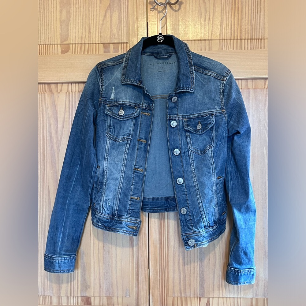 Aeropostale Medium Wash Distressed Denim Cropped Jean Jacket Size small